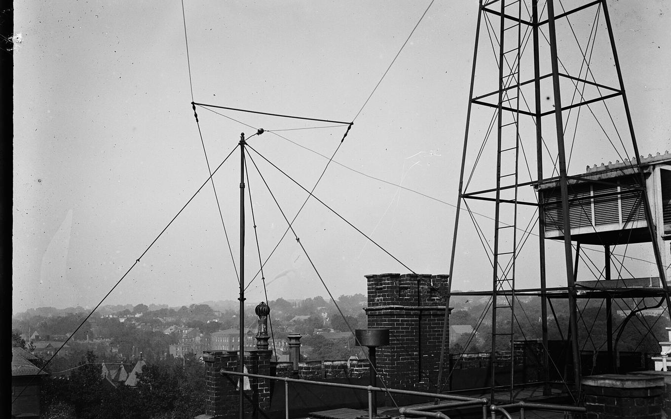 Instrument tower and enclosures on a Washington, D.C. rooftop, photographed between 1913 and 1918